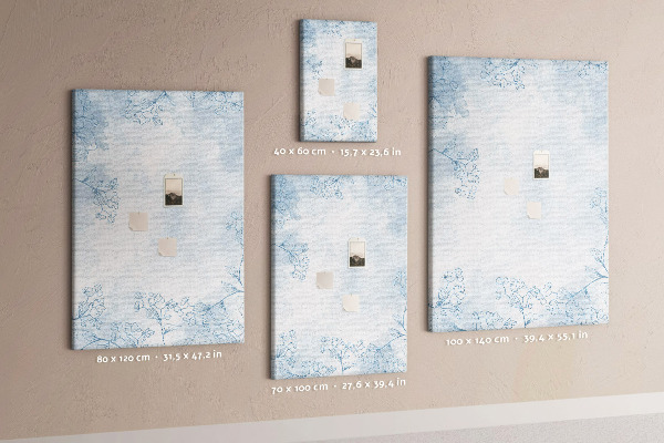 Tablero de corcho para pared con diseño de delicadas flores azules sobre fondo de acuarela