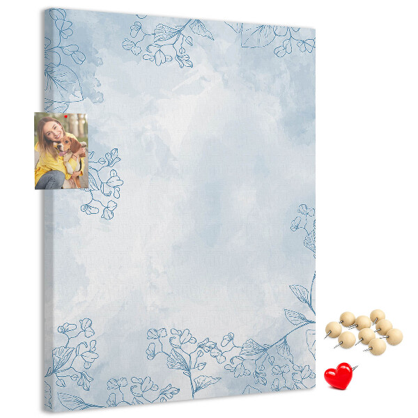 Tablero de corcho para pared con diseño de delicadas flores azules sobre fondo de acuarela