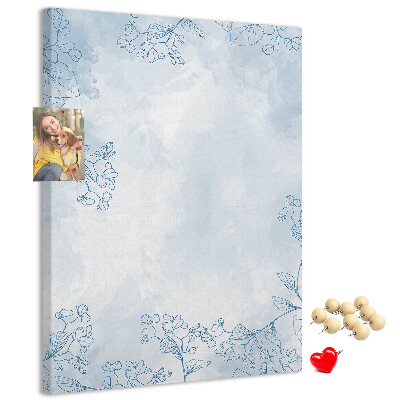 Tablero de corcho para pared con diseño de delicadas flores azules sobre fondo de acuarela