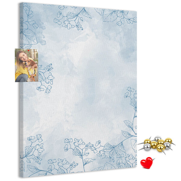 Tablero de corcho para pared con diseño de delicadas flores azules sobre fondo de acuarela