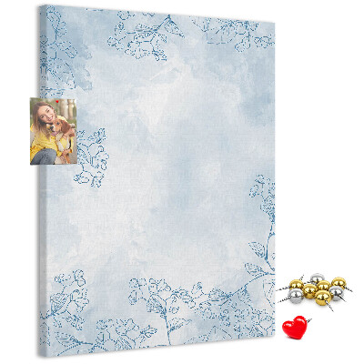 Tablero de corcho para pared con diseño de delicadas flores azules sobre fondo de acuarela