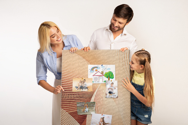 Tablero de corcho para pared Ondas y curvas en tonos beige.