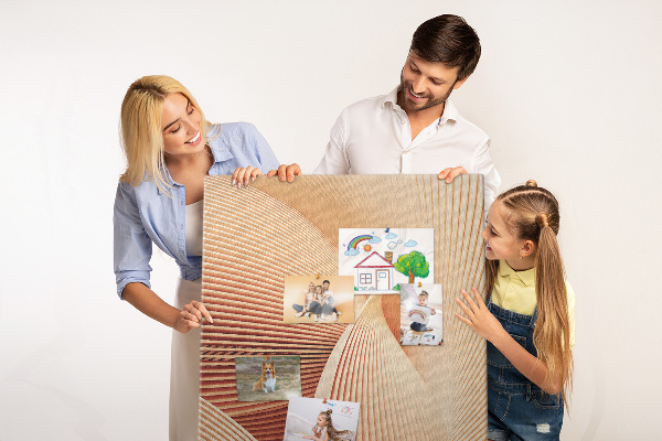 Tablero de corcho para pared Ondas y curvas en tonos beige.