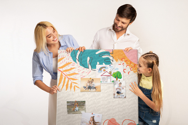 Pizarra de corcho decorativa con diseño de hojas y flores tropicales en tonos pastel