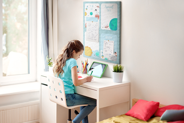 Tablero de corcho para pared con diseño de agenda cósmica y motivo planetario