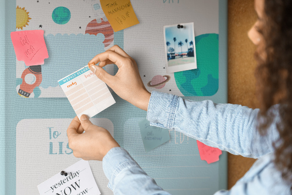 Tablero de corcho para pared con diseño de agenda cósmica y motivo planetario