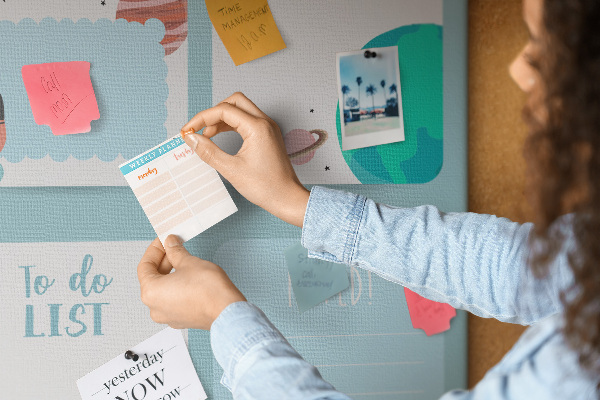 Tablero de corcho para pared con diseño de agenda cósmica y motivo planetario