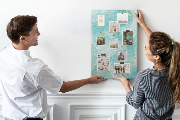 Pizarra de corcho decorativa con diseño de delicadas olas azules y detalles dorados
