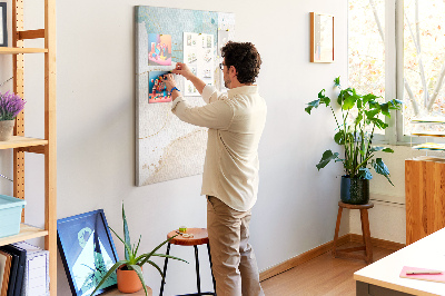 Tablero de corcho para pared con diseño de formas abstractas en colores delicados