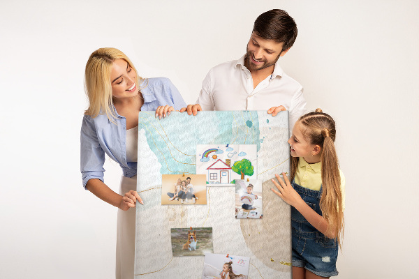 Tablero de corcho para pared con diseño de formas abstractas en colores delicados