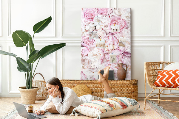 Pizarra de corcho decorativa con diseño de flores rosas en combinación de colores delicada