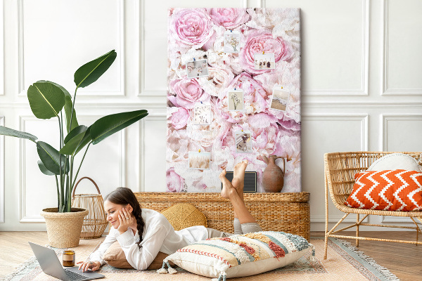 Pizarra de corcho decorativa con diseño de flores rosas en combinación de colores delicada