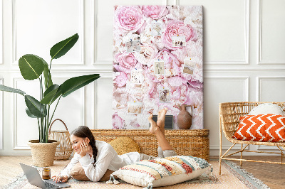 Pizarra de corcho decorativa con diseño de flores rosas en combinación de colores delicada