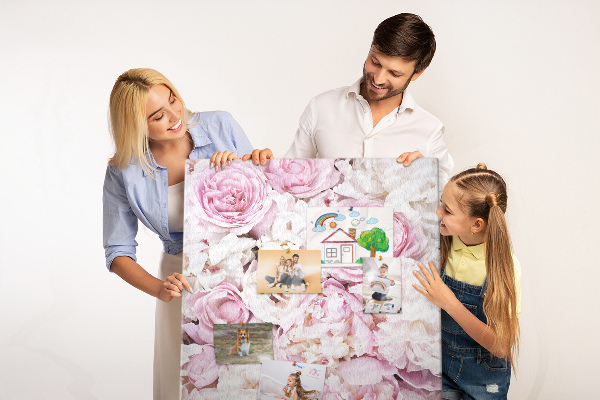 Pizarra de corcho decorativa con diseño de flores rosas en combinación de colores delicada