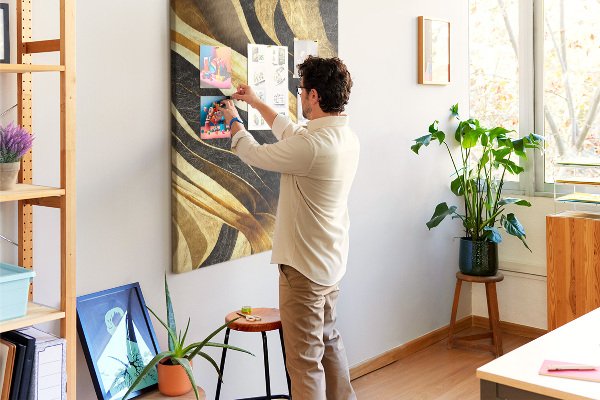 Tablero de corcho para pared con textura de tela de ondas doradas y negras