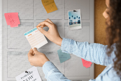 Tablero de corcho Planificar los objetivos mensuales en el calendario.
