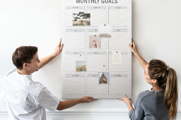 Tablero de corcho Planificar los objetivos mensuales en el calendario.
