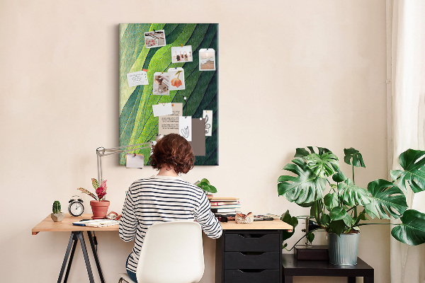 Pizarra de corcho decorativa con diseño de ondas de hojas verdes en tonos sutiles