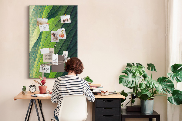 Pizarra de corcho decorativa con diseño de ondas de hojas verdes en tonos sutiles