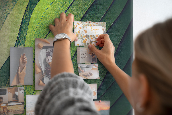 Pizarra de corcho decorativa con diseño de ondas de hojas verdes en tonos sutiles