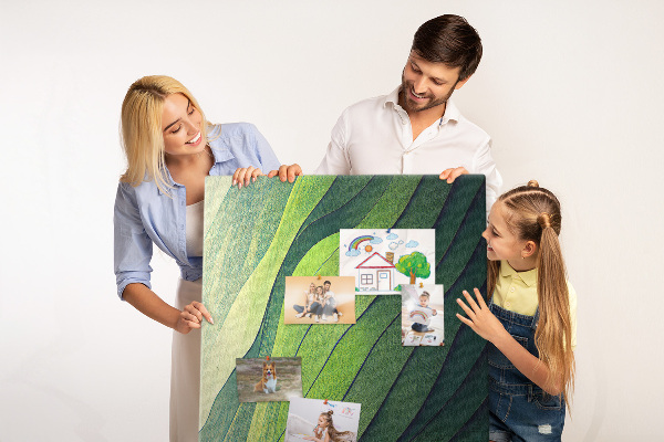 Pizarra de corcho decorativa con diseño de ondas de hojas verdes en tonos sutiles