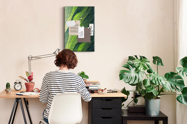 Pizarra de corcho decorativa con diseño de ondas de hojas verdes en tonos sutiles