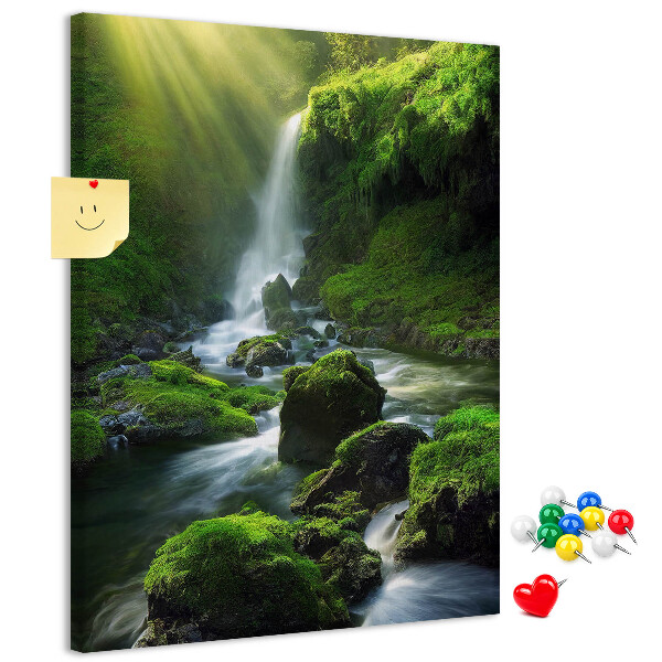 Decoración pizarra de corcho Valle verde con una cascada y un arroyo.