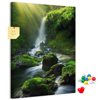 Decoración pizarra de corcho Valle verde con una cascada y un arroyo.