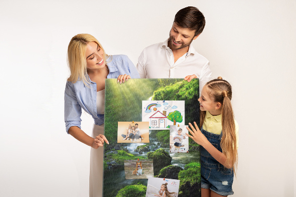 Decoración pizarra de corcho Valle verde con una cascada y un arroyo.