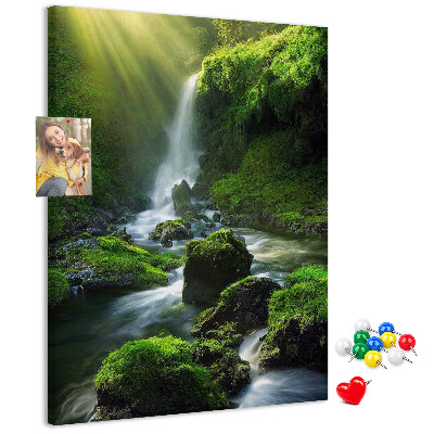 Decoración pizarra de corcho Valle verde con una cascada y un arroyo.