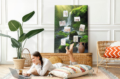 Decoración pizarra de corcho Valle verde con una cascada y un arroyo.