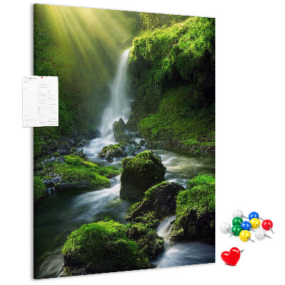 Decoración pizarra de corcho Valle verde con una cascada y un arroyo.