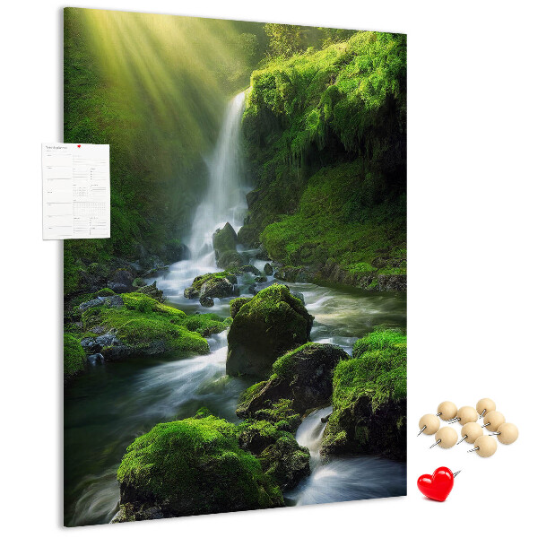 Decoración pizarra de corcho Valle verde con una cascada y un arroyo.