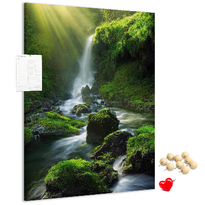 Decoración pizarra de corcho Valle verde con una cascada y un arroyo.