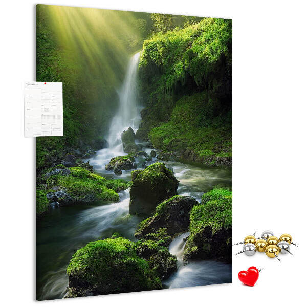 Decoración pizarra de corcho Valle verde con una cascada y un arroyo.