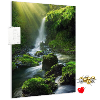 Decoración pizarra de corcho Valle verde con una cascada y un arroyo.