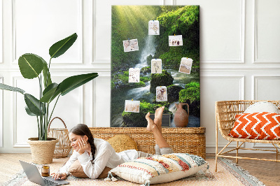 Decoración pizarra de corcho Valle verde con una cascada y un arroyo.