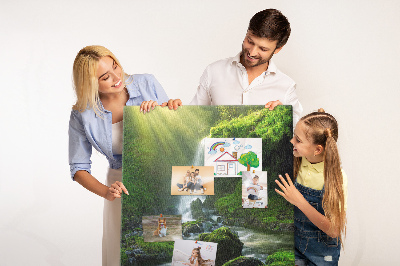 Decoración pizarra de corcho Valle verde con una cascada y un arroyo.