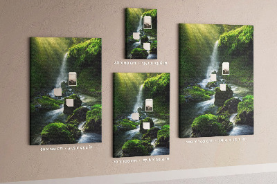 Decoración pizarra de corcho Valle verde con una cascada y un arroyo.