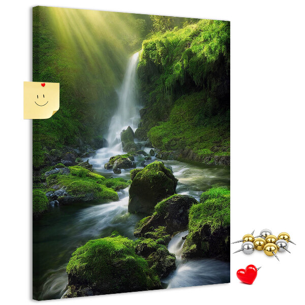 Decoración pizarra de corcho Valle verde con una cascada y un arroyo.