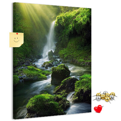 Decoración pizarra de corcho Valle verde con una cascada y un arroyo.