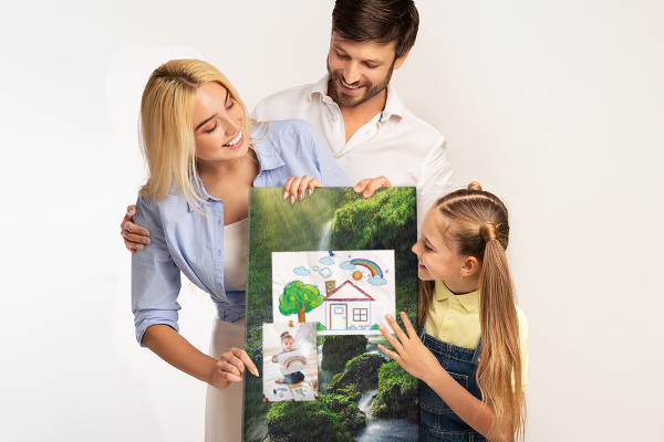 Decoración pizarra de corcho Valle verde con una cascada y un arroyo.