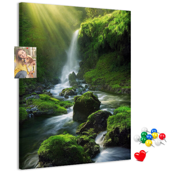 Decoración pizarra de corcho Valle verde con una cascada y un arroyo.