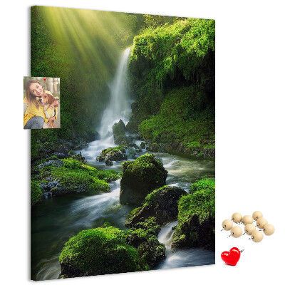 Decoración pizarra de corcho Valle verde con una cascada y un arroyo.