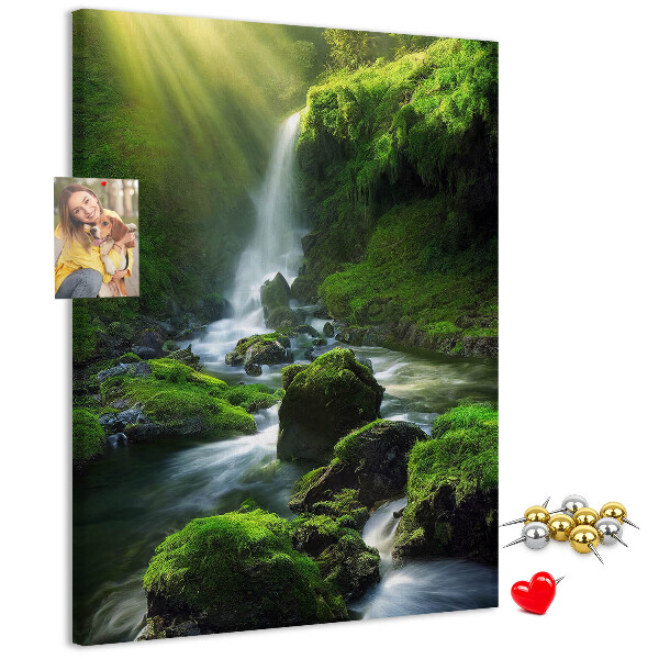 Decoración pizarra de corcho Valle verde con una cascada y un arroyo.