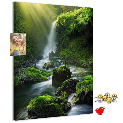 Decoración pizarra de corcho Valle verde con una cascada y un arroyo.