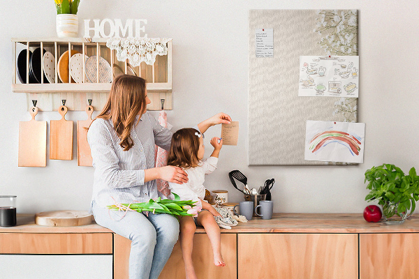 Tablero de corcho para pared con diseño de flores delicadas sobre fondo neutro