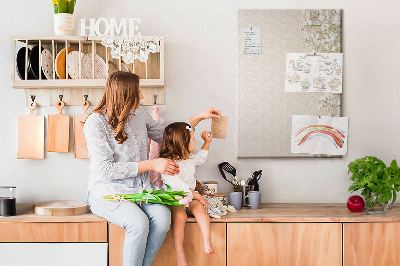 Tablero de corcho para pared con diseño de flores delicadas sobre fondo neutro