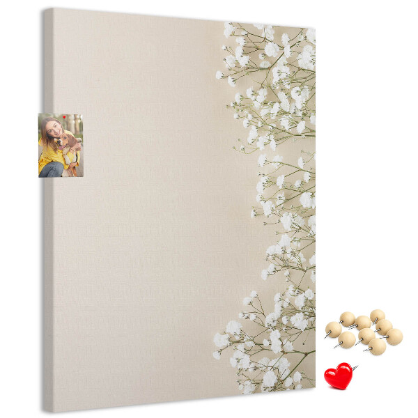 Tablero de corcho para pared con diseño de flores delicadas sobre fondo neutro