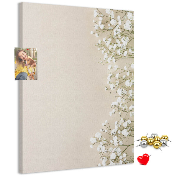 Tablero de corcho para pared con diseño de flores delicadas sobre fondo neutro